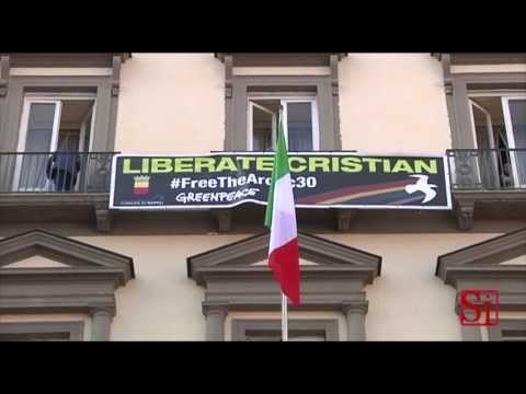 Napoli - Liberate Cristian, striscione sulla facciata del Comune -2- (29.10.13)