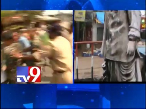 Y.S.Vijayalakshmi attacked with eggs by T-activists