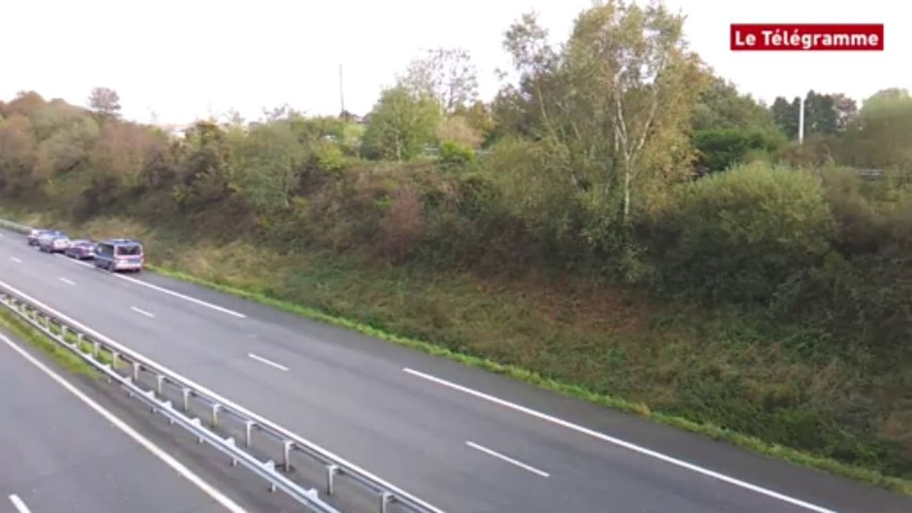 Pont-de-Buis (29). Démontage du portique écotaxe