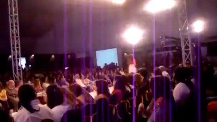 Mathira�s TOP FELL DOWN at Fashion Pakistan Week-shughalmasti.com