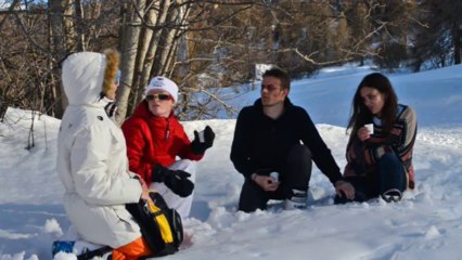 Piste Noire - Clara et Alain - Un bon café chaud sur les pistes, ça vous dit?