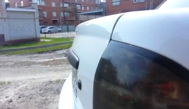 3000 Watts de son dans une voiture ça donne ça : violent la taule qui se tord!