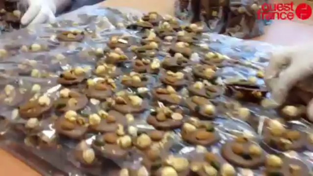 Des personnes handicapées font des chocolats - Un atelier de l'ESAT du Circuit au Mans