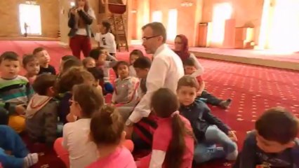 metn hoca çocuklara ilahi söyledi