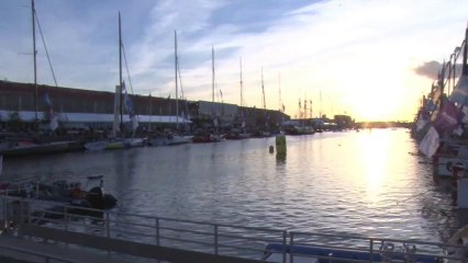 Les Hacmen à la Transat Jacques Vabre pour une séance de dédicaces