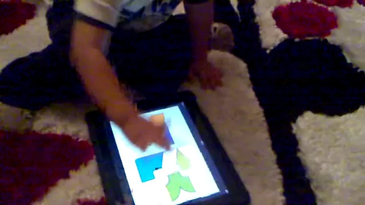 2 Yaşındaki Bebek IPAD Apple Puzzle Çözüyor