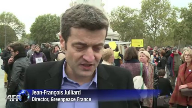 Paris rally for release of Greenpeace activists in Russia