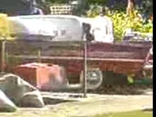 une voiture sort de l'eau