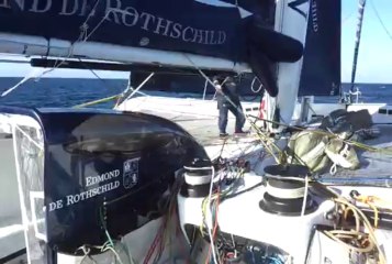 Les skippers Sébastien Josse Charles Caudrelier en action sur le trimaran Edmond de Rothschild