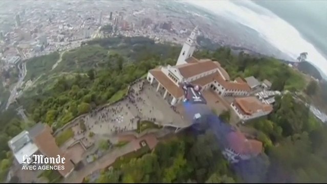 Spectaculaire saut en wingsuit au-dessus de Bogota