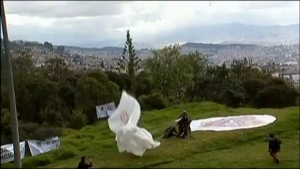 Spectaculaire saut en wingsuit sur les hauteurs de Bogota