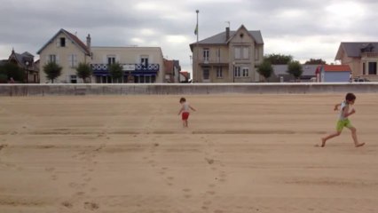 Jules court sur la plage