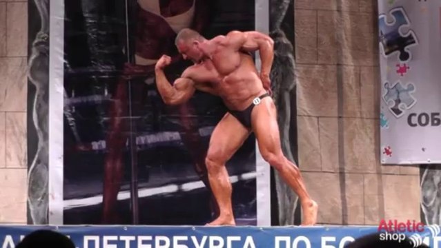 Un bodybuilder plein d'humour... Chorégraphie trop marrante!
