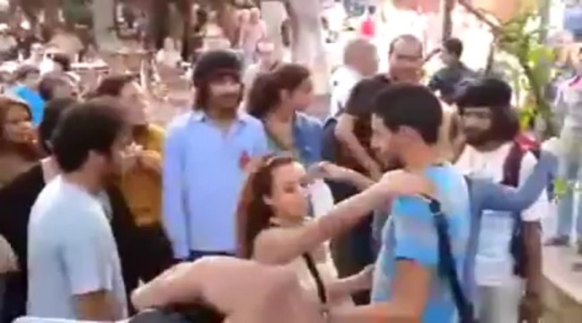 Le courage d'un jeune Marocain face à des personnes qui s'embrassent en public
