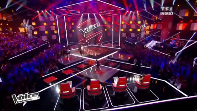 Dièse habillée d'une robe couture de dentelles signée Jean-Paul Benielli