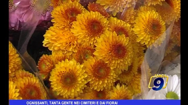 Ognissanti, tanta gente nei cimiteri e dai fiorai