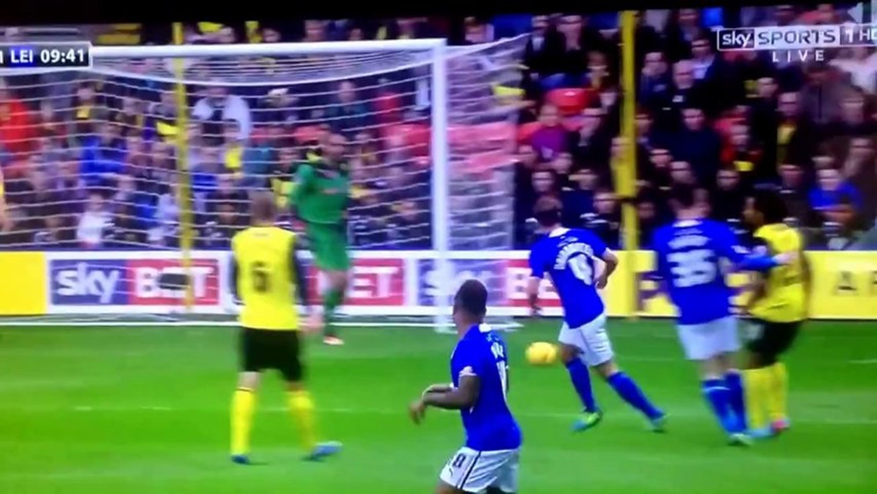 Football : Manuel Almunia dégage dans la tête de l'attaquant... qui marque le but