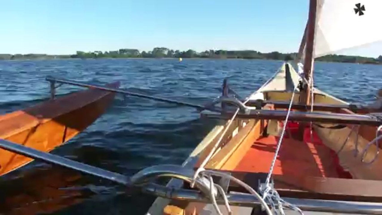 superbe bord en canoé trimaran à voile