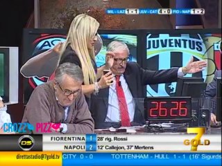 مذيع ينفجر فرحاً بهدف كاكا وزميلته ترقص