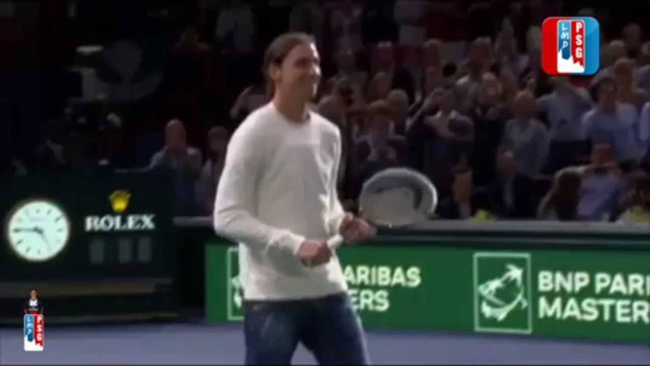 Ibra s'essaye au tennis à Bercy.
