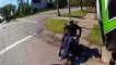 Un motard aide un homme en fauteuil roulant