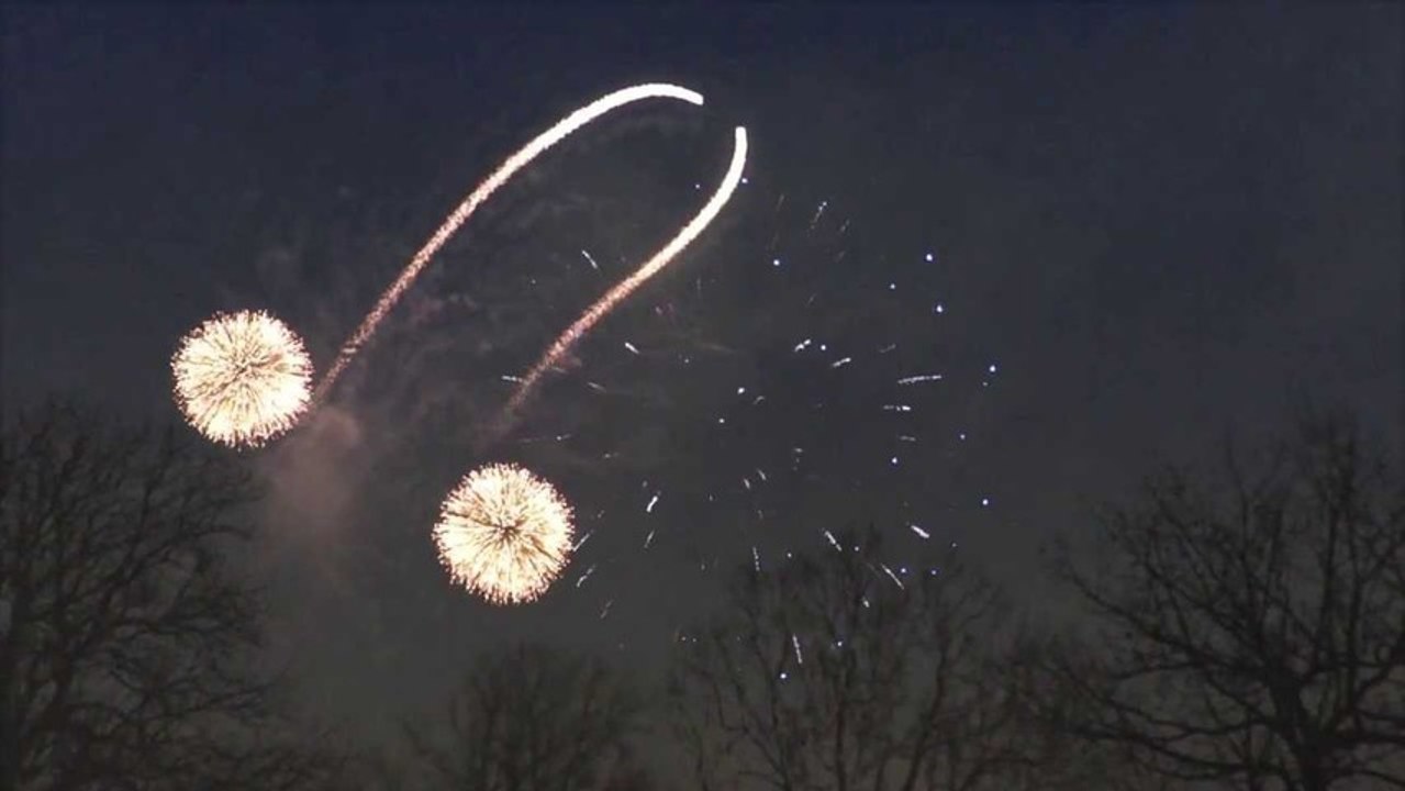 Un feu d'artifice dessine un pénis dans le ciel