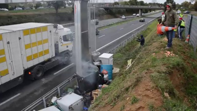 Lanrodec (22). Quelques dizaines de personnes bloquent la circulation sous le portique