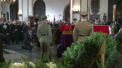 Thousands bid farewell to Poland's ex-premier Mazowiecki