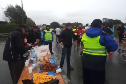 Saint-Pol-Morlaix. Ravitaillement en pour les coureurs