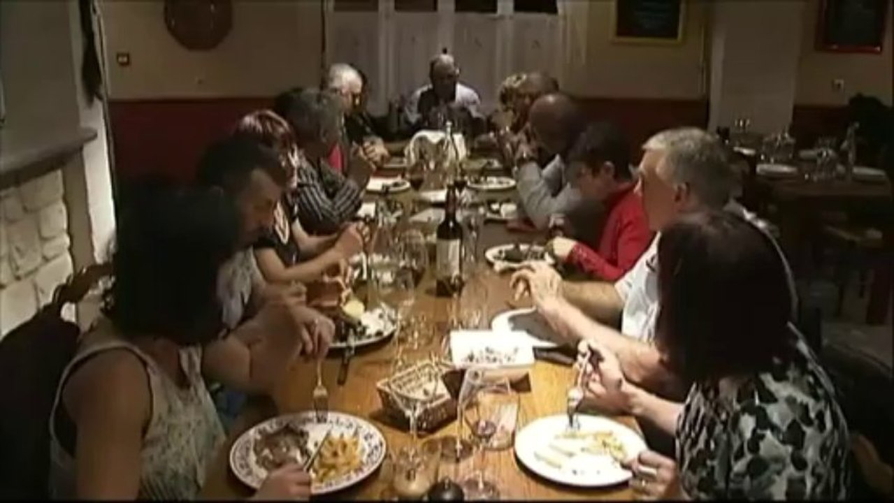 Des chasseurs sans fusil pour capturer des palombes dans les Pyrénées