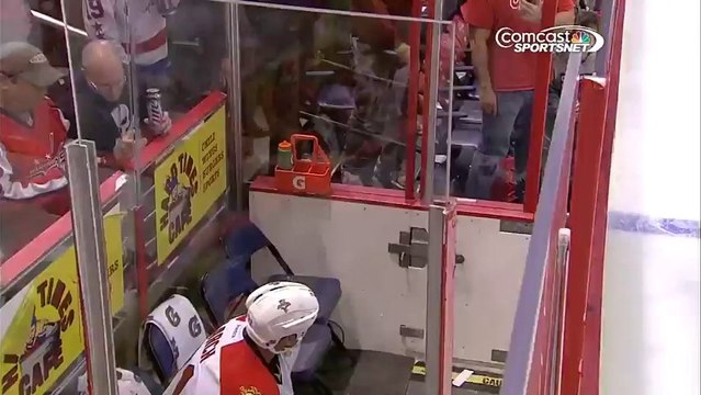 Krys Barch s’enlève lui-même une dent et propose de l’offrir à un fan