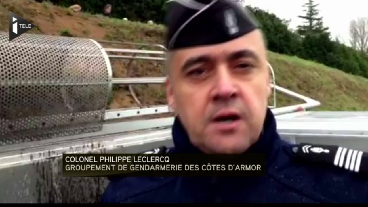 Des manifestants détruisent le portique écotaxe de Lanrodec