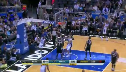 初生之犢不畏虎! 在眾多NBA前輩面前，Oladipo 以漂亮的 spin move 輕鬆上籃得兩分