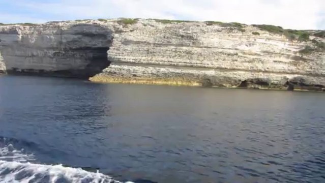 APPROCHE DE LA GROTTE DU DRAGON A BONIFACIO (CORSE DU SUD)