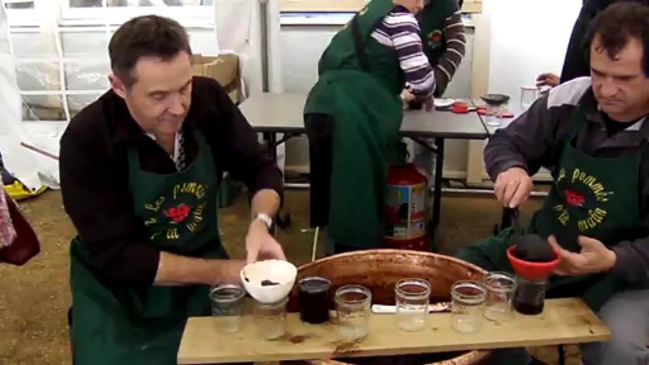 Mise en bocaux du pommé lors de la 13ème fête du pommé de Joué-L'Abbé