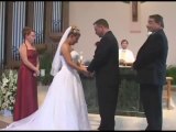 Videos de Risa: Un novio en plena boda no puede parar de reir (tepillao.com)