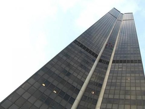 Des journalistes de BFMTV descendent la Tour Montparnasse en rappel - 04/11