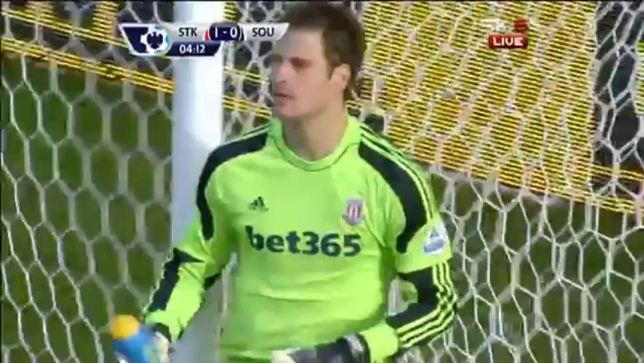 FOOTBALL : But du gardien dès la première action  13 secondes de jeu! ENORME!