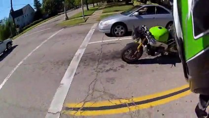 Super Motard : il vient en aide aux personnes dans le besoin. ENORME