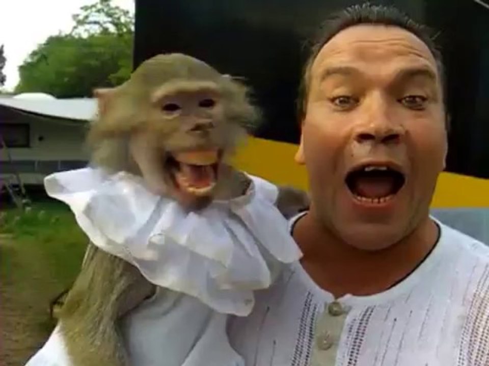 Un Singe imite son maître... ENORME!