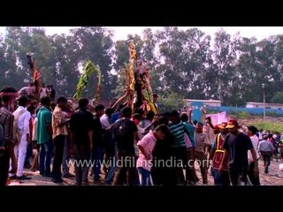 Crowd gathers for Visarjan of Durga Maa: Delhi Durgotshav