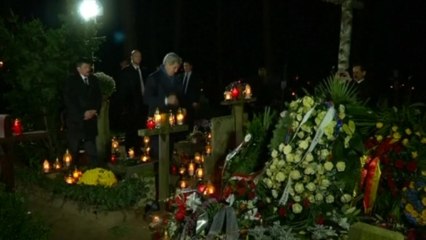 Kerry begins visit to Poland at grave of former prime minister