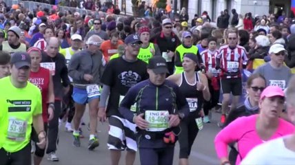 Pamela Anderson se cubre con hielo luego de completar la Maratón de Nueva York