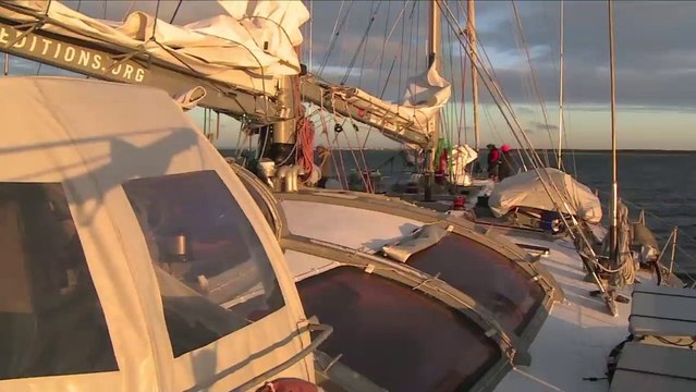 François Aurat, marin, dans la baille à mouillage © V.Hilaire/francetv nouvelles écritures/Thalassa/Tara Expéditions