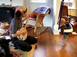 Download Video: Bébé danse sur le banjo