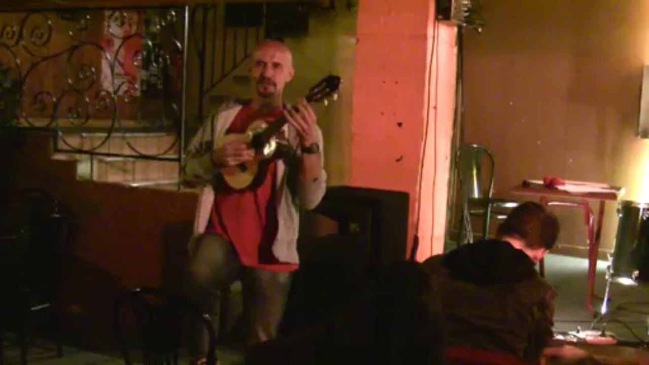 Fred Oslo - un jeu - au Roger's Café à Belfort