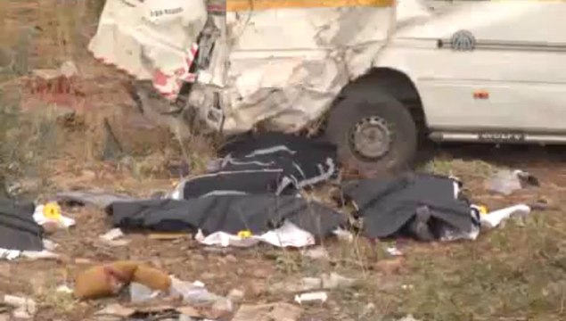 Servis minibüsü devrildi: 6 ölü, 11 yaralı