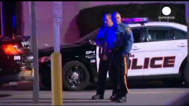 US shopping mall evacuated after gunman fires at random