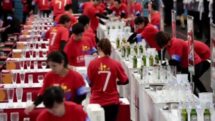 Taïwan: compétition de porter de plateau à Taipei