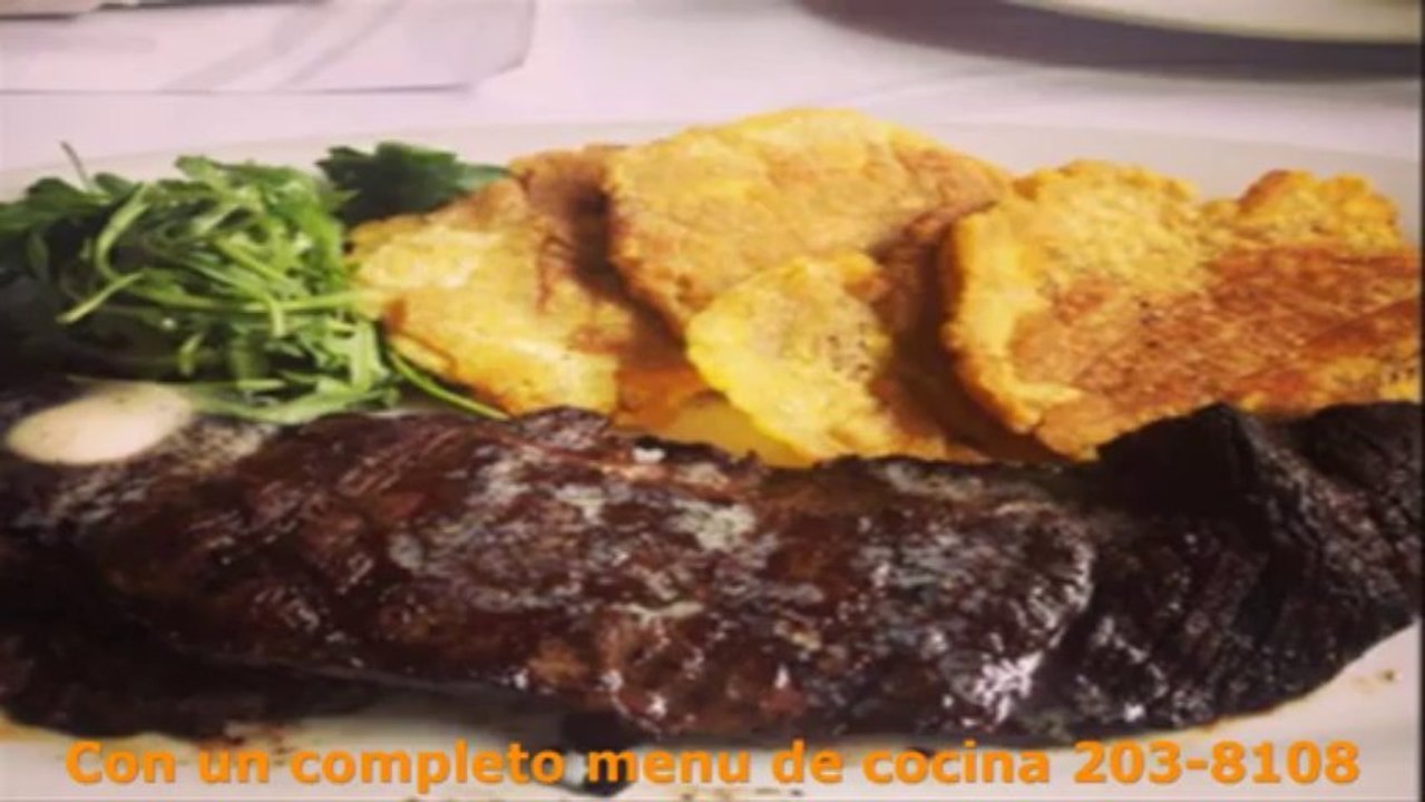 Con un completo menu llama 2038108 Con un completo menu